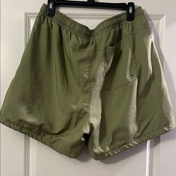 Nike Green Athletic Shorts Lightweight Elastic Waist - Picture 2 of 3